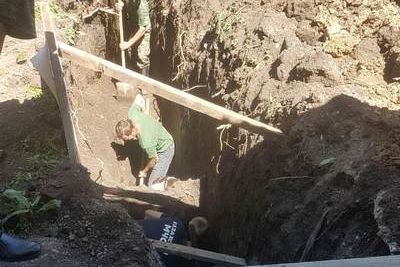 Мать и сын выкопали себе земляную ловушку в Риддере