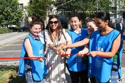Лейла Алиева поучаствовала в открытии очередного двора, благоустроенного в рамках проекта &quot;Наш двор&quot;