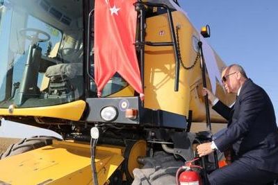 Эрдоган прокатился на тракторе по пшеничному полю