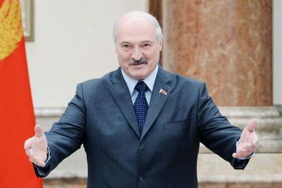 Лукашенко подарил Трампу кортик