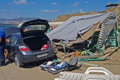 Под Судаком автомобиль с обрыва рухнул на пляжную палатку
