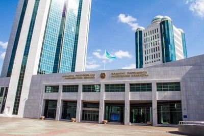 Парламент Казахстана начинает переходить на латиницу