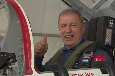 Глава Минобороны Турции пролетел на сверхзвуковом самолете (ВИДЕО)