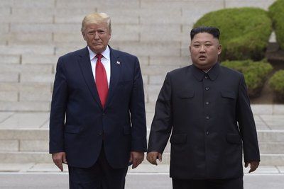 Пхеньян радуется отставке ”торговца войной”