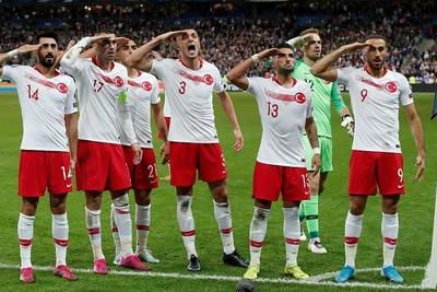 Футболисты и болельщики сборной Турции повторили воинское приветствие