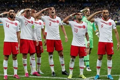 Во Франции призвали УЕФА наказать сборную Турции за воинское приветствие