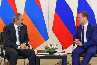 Медведев и Пашинян договорились обсудить торгово-экономическое сотрудничество