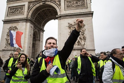 «Желтые жилеты» вышли на улицы Парижа в годовщину начала протестов