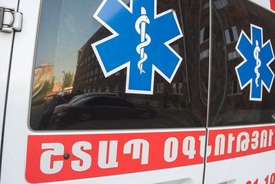 Mercedes снес под Ереваном недействующий полицейский пост, водитель погиб