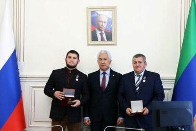 Абдулманап и Хабиб Нурмагомедовы получили высшую награду Дагестана