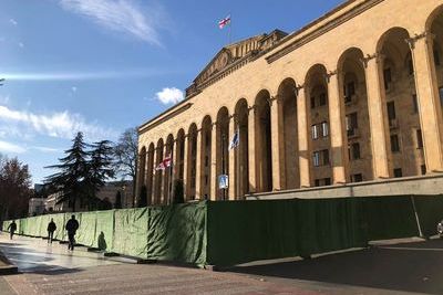 Мэрия Тбилиси приведет в порядок территории возле здания парламента