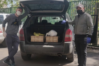 Волонтеры принесли продукты пожилым библиотекарям в Тбилиси