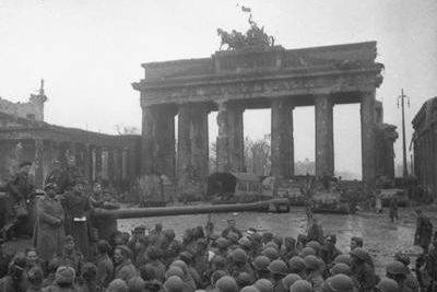 Исполнилось 75 лет со дня водружения Знамени Победы над Бранденбургскими воротами
