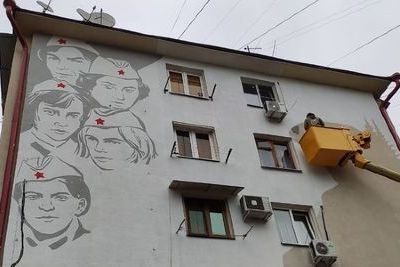 Жилой дом в Сочи украсили граффити героинь фильма &quot;А зори здесь тихие&quot;