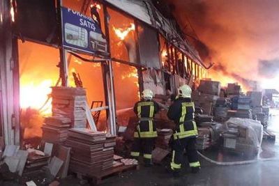 В Баку тушили пожар на рынке стройматериалов 