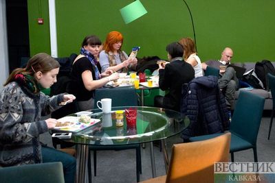 Жителям Украины разрешили ходить в кафе компаниями и гулять