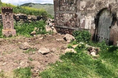 Неизвестные разбросали человеческие кости во дворе древнего храма в Грузии
