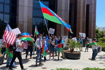 Армянские националисты напали на мирных азербайджанских протестующих в США
