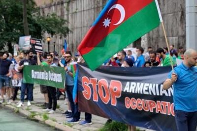 Представители азербайджанской общины провели акции перед консульством Армении и постпредством в ООН в Нью-Йорке