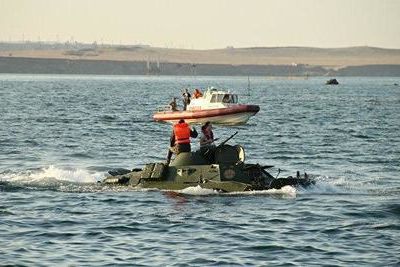Спасатели подняли со дна Керченского пролива затонувший БРДМ-2