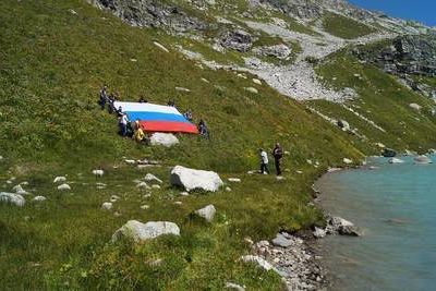 Жители КЧР развернули триколор на Клухорском перевале 
