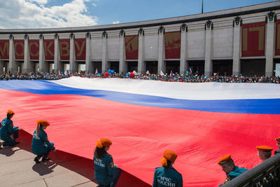 Перед Музеем Победы в Москве развернули огромный флаг России