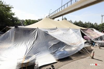 Граждане Узбекистана разбили в Ростове палатки в ожидании поезда на родину