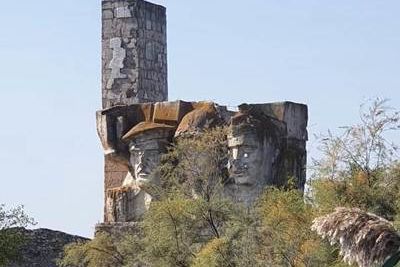 Армянские вандалы разрушили памятник героям войны в Джебраиле