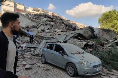 Растет число жертв измирского землетрясения