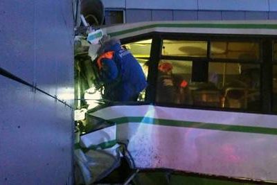 Рейсовый автобус протаранил новгородский университет, есть жертвы