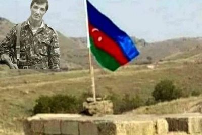 Азербайджанский генерал установил флаг страны на могиле героя