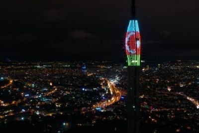 Стамбульская телебашня окрасилась в цвета флагов Турции и Азербайджана (ВИДЕО)