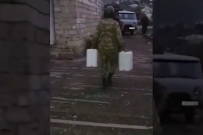 Азербайджанские военные помогли переселенцам вывезти имущество из Агдамского района (ВИДЕО)