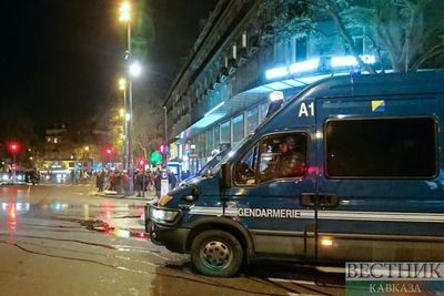Протестующие устроили погромы в Париже, полиция отвечает слезоточивым газом