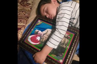 Сын шехида засыпает только с фотографией погибшего отца