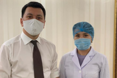 Помощник президента привился казахстанской вакциной от коронавируса