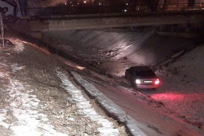 ДТП отправило в канал автомобиль в Алматы