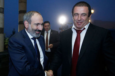 Пашинян и Царукян проводят встречу в парламенте 