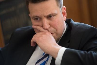 Из-за скандала с госкредитами подал в отставку премьер Эстонии