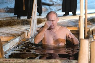 Песков об участии Путина в Крещенских купаниях: традициям он не изменяет