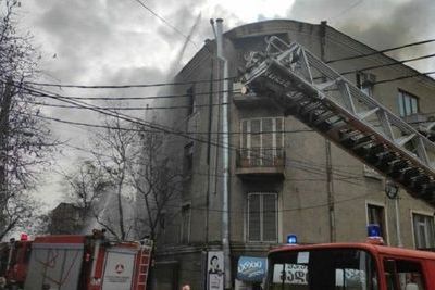 Тбилисские пожарные тушат огонь в жилом доме
