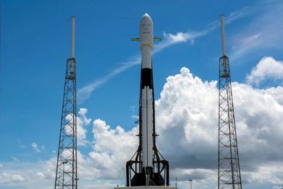 Погода снова отложила запуск ракеты Falcon 9 с интернет-спутниками Starlink
