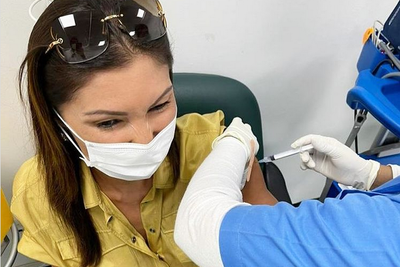 Алия Назарбаева сделала прививку китайской антиковидной вакцины