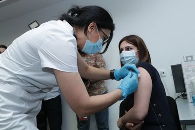 Армянский министр здравоохранения привилась от коронавируса