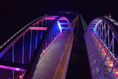 На Крымском мосту зажглась подсветка цвета российского триколора