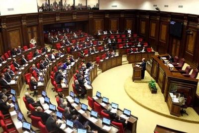 &quot;Идиотка&quot;: вице-спикер армянского парламента попала в неловкое положение, забыв выключить микрофон