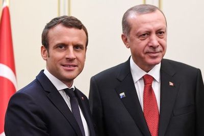 Макрон хочет обсудить с Эрдоганом ситуацию в Карабахе