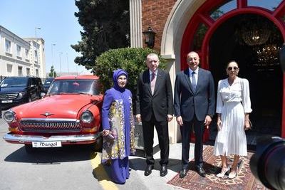 От имени Ильхама Алиева и Мехрибан Алиевой был дан обед в честь президента Турции Эрдогана и его супруги 
