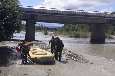 Упавший в каньон экскаватор извлечен в Северной Осетии, водителя не нашли