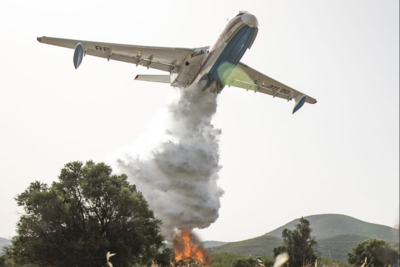 Российский Бе-200 занят в борьбе с лесным пожаром под Афинами